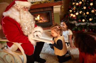 Noel Baba çocuklar eğleniyor kitap ile
