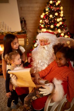 Gerçek Noel Baba dilek listesi üç kızla çevrili kontrol