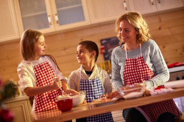 mutlu çocuk annesiyle evde kurabiye