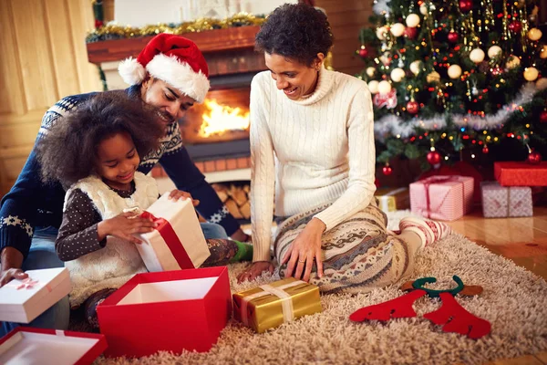 Afro família americana na manhã de Natal presente de abertura — Fotografia de Stock