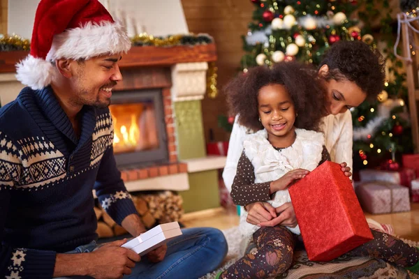 Афро-американская семья открывает рождественский подарок — стоковое фото