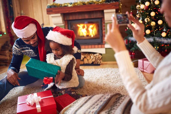 Семья во время рождественского утра с подарками сделать фото — стоковое фото