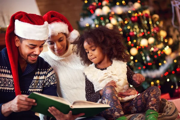 Familia pasando tiempo de Navidad juntos — Foto de Stock