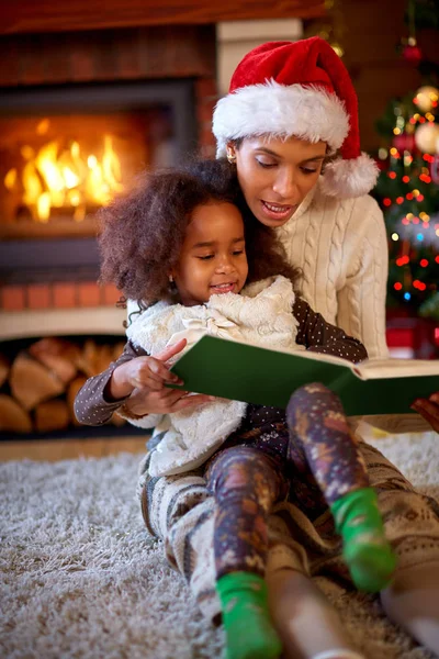 Mãe e filha lendo contos de fadas de Natal — Fotografia de Stock