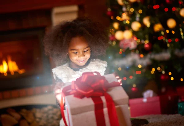 Karácsonyi varázslat jelen megnyitása lány — Stock Fotó