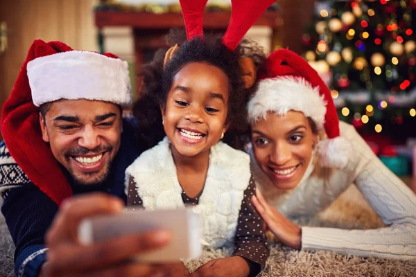 Mãe, pai e filha - selfie de Natal — Fotografia de Stock