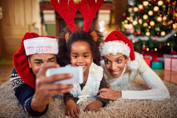 Pais com criança preta bonita fazendo selfie — Fotografia de Stock