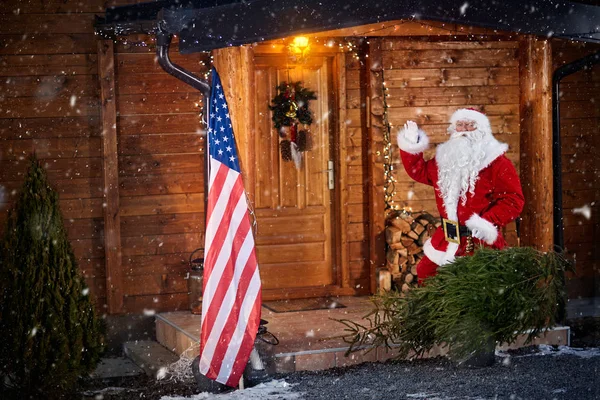 Kar altında açık duran Santa — Stok fotoğraf