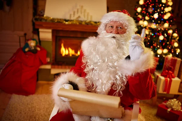 Retrato de Papai Noel feliz com lista de desejos — Fotografia de Stock