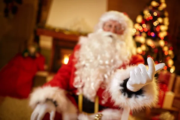 Weihnachtsmann zeigt mit Finger auf Kind — Stockfoto