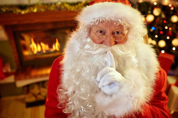 Santa Claus show met vinger stilte — Stockfoto