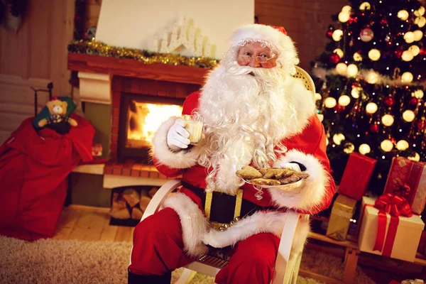 Santa Claus servido con deliciosas galletas — Foto de Stock