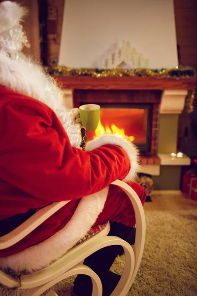 Santa Claus těší, pít čaj na vánoční prázdniny — Stock fotografie