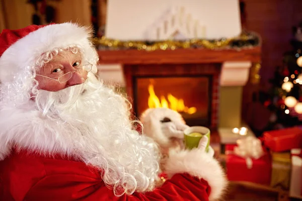 Retrato Santa Claus disfrutando de beber té para las vacaciones de Navidad — Foto de Stock