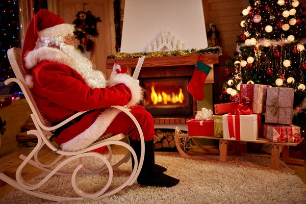 Real Santa Claus disfrutando en un cálido ambiente navideño — Foto de Stock