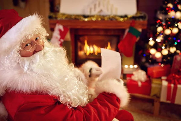 Papai Noel com carta de Natal — Fotografia de Stock