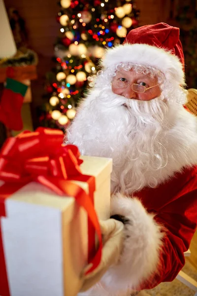 Santa Claus geven gift voor u — Stockfoto