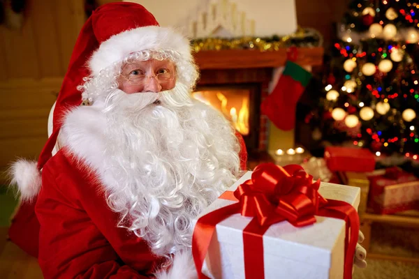 Portrait Weihnachtsmann mit Geschenk für Sie — Stockfoto