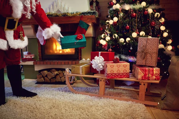 Père Noël sur Noël livrer des cadeaux pour les enfants — Photo