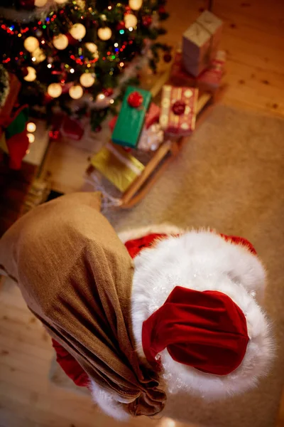 Vue de dessus Père Noël sur Noël livrer des cadeaux pour les enfants — Photo