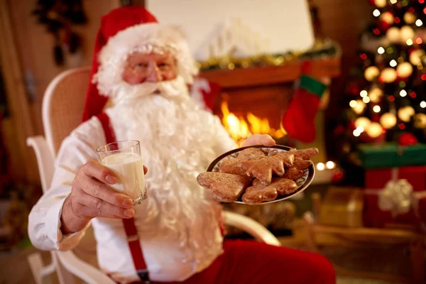 Santa Claus genieten in traditionele kerst snack — Stockfoto