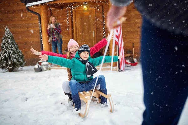 Familia disfrutando de invierno, nieve, trineo familiar en invierno —  Fotos de Stock