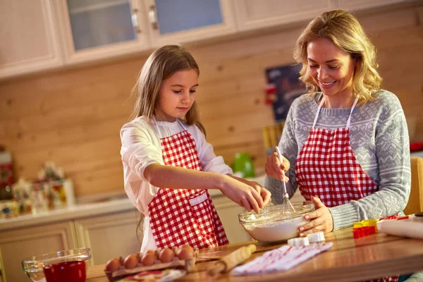 Smiling mother with cute girl bake cookie — Stock Photo, Image