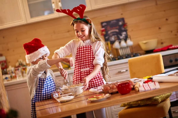 Niños sonrientes preparando galletas de Navidad — Foto de Stock
