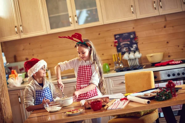 Niños sonrientes horneando galletas en casa — Foto de Stock