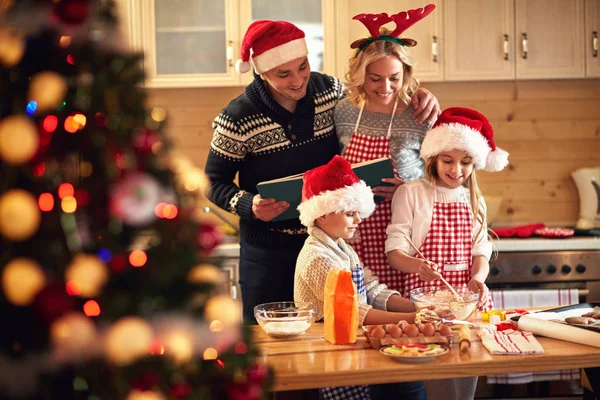 Niños y padres preparando galletas para Navidad — Foto de Stock