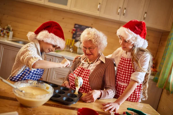 Hornear galletas con la abuela en Navidad — Foto de Stock
