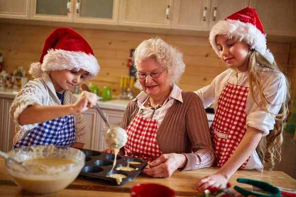 Niños hornear galletas con la abuela en xma — Foto de Stock