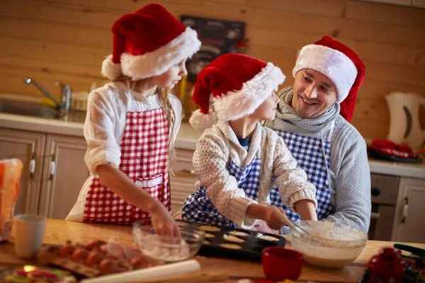 Barnen baka kakor med pappa på julafton — Stockfoto