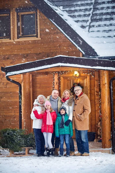 Portret uśmiechnięta rodzina odkryty na Boże Narodzenie — Zdjęcie stockowe