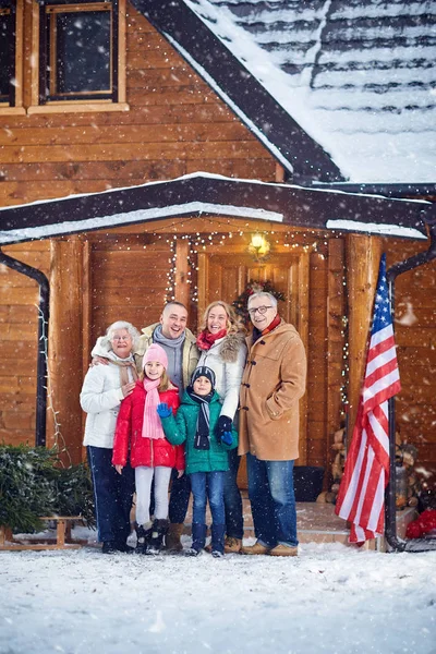 Portret van buiten op Kerstmis en gelukkige familie — Stockfoto