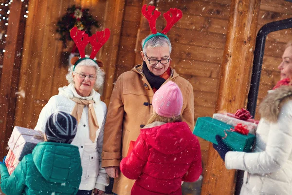 Xmas eve - säsong, familjen, gåvor, holiday och personer — Stockfoto