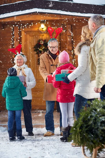 Neşeli Noel kavramı-aile hediye ile — Stok fotoğraf