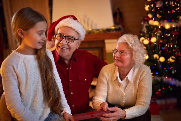 Navidad - juntos familia dando su regalo — Foto de Stock