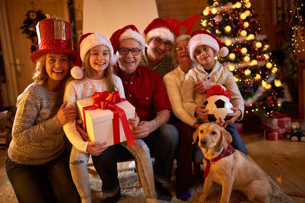 Porträt lächelnde Familie mit Geschenken und Hund zu Weihnachten — Stockfoto
