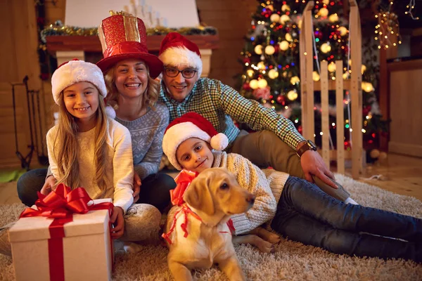 Батьки і дитина з подарунком на Різдво — стокове фото