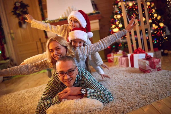 Familia feliz en el ambiente de Navidad en Navidad —  Fotos de Stock