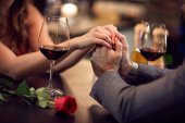 Romance v restauraci pro den svatého Valentýna koncept