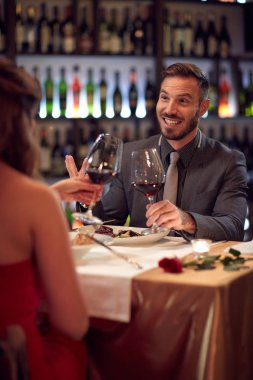 Kırmızı şarapla kadeh kaldırıyorum.