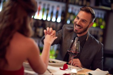 Restoranda çok mutlu bir adam nişanlı kız