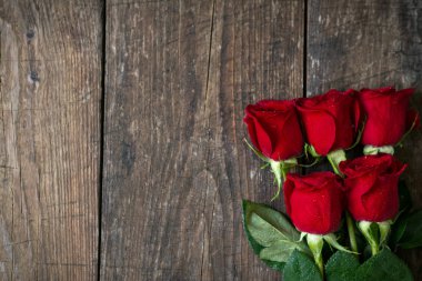 Eski ahşap arka plan kırmızı gül kopya alanı ile