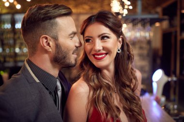 Yakışıklı adam deneyin kızlar kalbini kazanmak için 