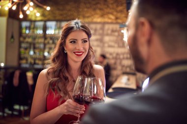 Kadın ve erkek üzerinde kutlama