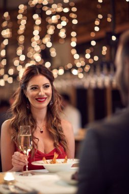 Romantik bir akşam yemeği erkek sevgilisiyle