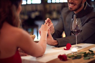 Adam kız arkadaşlar parmağında yüzük koymak