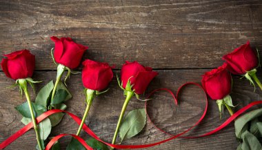 Gül ve kalp ahşap masa üzerinde şerit şeklinde